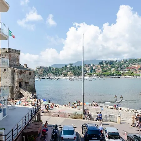 Апартаменти Casa Rosa Al Mare, Seafront With Free Private Garage, Air Conditionig, Wi-fi, Ideal Choice For A Relaxing And Exciting Coastal Escape Рапалло