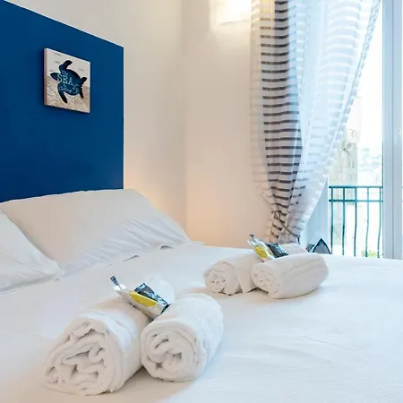 Casa Rosa Al Mare, Seafront With Free Private Garage, Air Conditionig, Wi-fi, Ideal Choice For A Relaxing And Exciting Coastal Escape Апартаменти